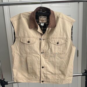Wrangler Men's Beige Vest with Brown Collar